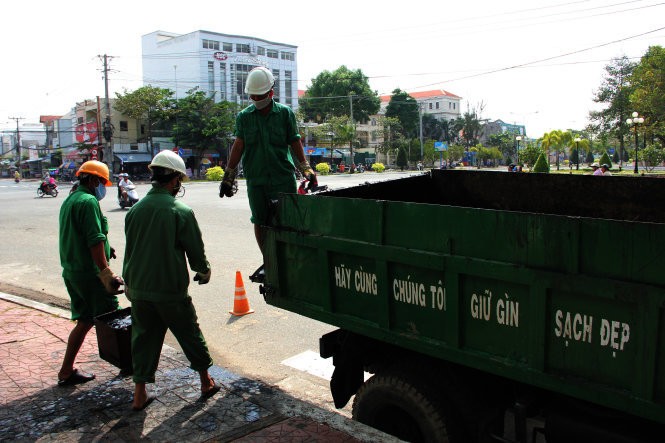 Công nhân khai thông cống thoát nước ở đường Hùng Vương, TP Cà Mau - Ảnh: Phương Bằng