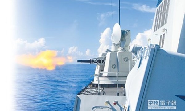 Tàu chiến Trung Quốc tập trận bắn đạn thật ở Biển Đông. Ảnh: China Times.