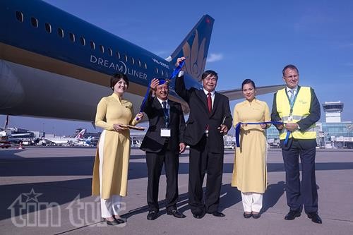 Đại sứ Đoàn Xuân Hưng (giữa) cắt băng khai trương chuyến bay chính thức đầu tiên bằng Boeing 787-9 Dreamliner của Vietnam Airlines tại sân bay Frankfurt/Main ngày 26/10/2015.