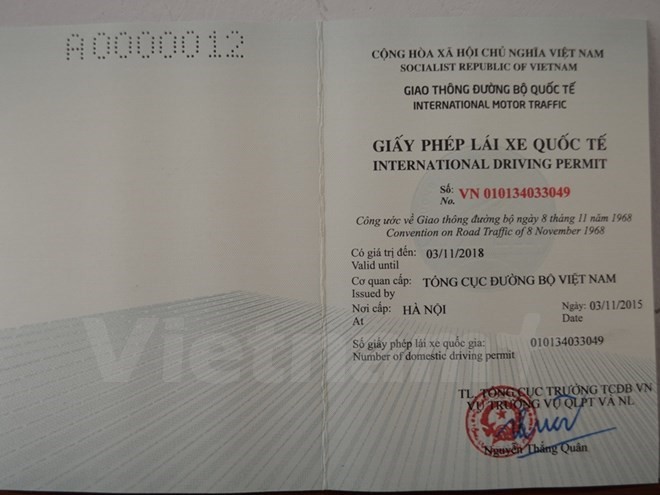Mẫu giấy phép lái xe quốc tế cấp cho người Việt Nam. (Ảnh: Việt Hùng/Vietnam+)