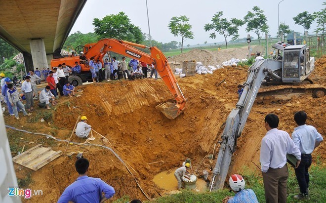 Đường ống nước sông Đà 1 nhiều lần bị vỡ. Ảnh: Hoàn Nguyễn