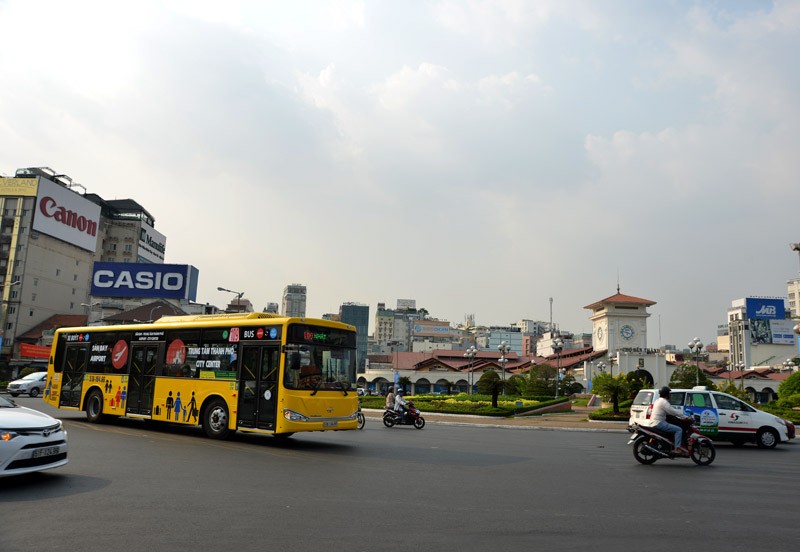 Xe buýt được sơn màu vàng nổi bật, khác biệt với các loại xe buýt khác, do Trung tâm Quản lý và điều hành vận tải hành khách công cộng (thuộc Sở GTVT TPHCM) phối hợp với Công ty Vận tải hàng không miền Nam đưa vào hoạt động phục vụ du khách chặng từ sân b