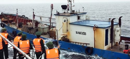 Tàu Trung Quốc mang số hiệu 13056 chở 100.000 lít dầu không có nguồn gốc xuất xứ bị lực lượng chức năng bắt giữ. Ảnh: BĐBP
