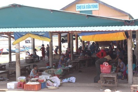 Chợ cá Cửa Tùng thưa thớt tiểu thương và người mua. Ảnh: Nguyễn Đo