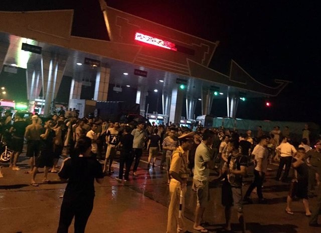Tối 17/6, người dân đã kéo đến trạm thu phí cầu Hạc Trì để ngăn không cho xe ô tô lưu thông qua đây