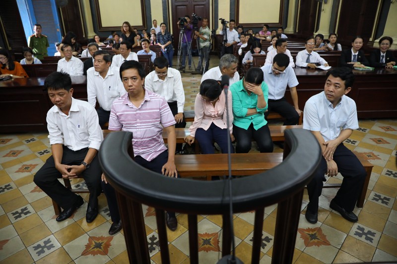 Các bị cáo trong vụ án VN Pharma Việt Nam tại tòa ngày 29/6. Ảnh: Dân trí
