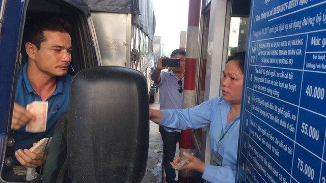 Trạm BOT quốc lộ 5 “tê liệt” vì tài xế lại dùng “chiêu” tiền lẻ ảnh 10 Sau gần 1 ngày tạm lắng, chiều nay các tài xế lại dùng chiêu tiền lẻ để phản đối mức phí cao trên QL 5.