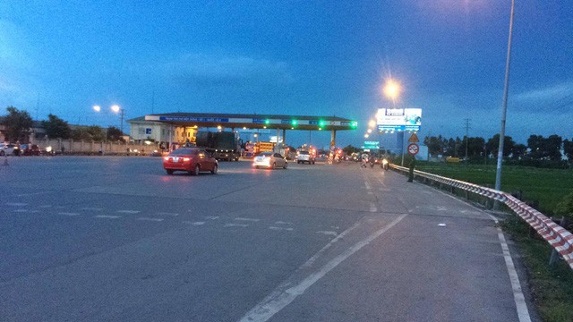 Trạm BOT quốc lộ 5 “tê liệt” vì tài xế lại dùng “chiêu” tiền lẻ ảnh 1 Hơn 18h, trạm thông thoáng trở lại.