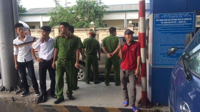Trạm BOT quốc lộ 5 “tê liệt” vì tài xế lại dùng “chiêu” tiền lẻ ảnh 13 Lực lượng chức năng được huy động để ổn định tình hình an ninh trật tự, an toàn giao thông tại đây.