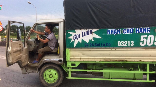 Trạm BOT quốc lộ 5 “tê liệt” vì tài xế lại dùng “chiêu” tiền lẻ ảnh 14 Một tài xế tên Toàn vờ xe bị chết máy và định gọi xe cẩu đến để cẩu xe...