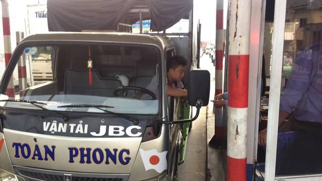 Trạm BOT quốc lộ 5 “tê liệt” vì tài xế lại dùng “chiêu” tiền lẻ ảnh 15 ... sau đó anh này tiếp tục đi vào trạm, tắt máy xe và đếm từng tờ tiền lẻ để mua vé.