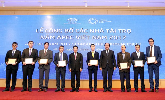 Phó Thủ tướng Phạm Bình Minh trao kỷ niệm chương ghi danh 8 nhà tài trợ đặc biệt cho APEC Việt Nam 2017