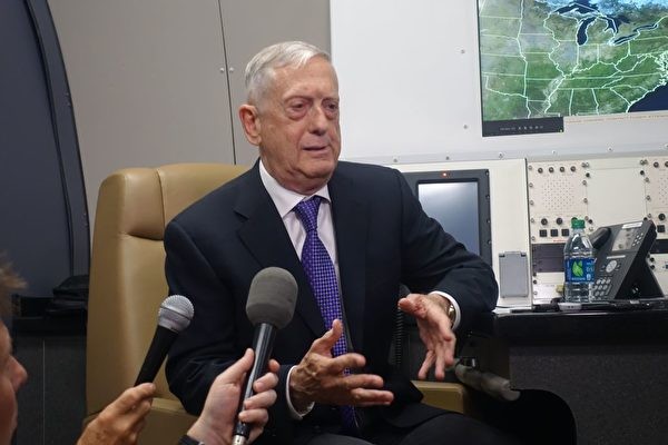 Ông Mattis gặp gỡ các nhà báo trước chuyến thăm Trung Quốc.