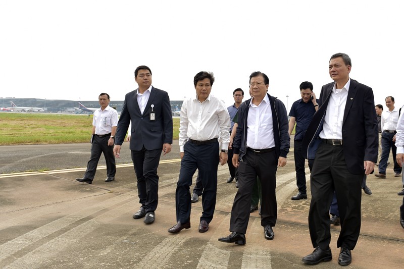 Phó Thủ tướng Trịnh Đình Dũng kiểm tra các hoạt động tại sân bay Nội Bài. Ảnh: VGP