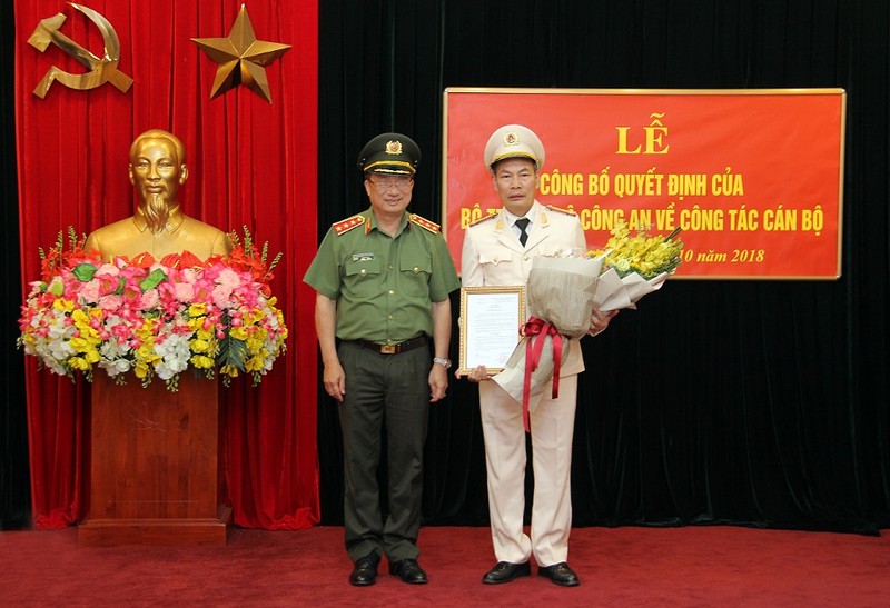 Thứ trưởng Nguyễn Văn Thành trao Quyết định điều động cán bộ của Bộ trưởng Bộ Công an cho Đại tá Đỗ Văn Hoành. Nguồn: Bộ Công an
