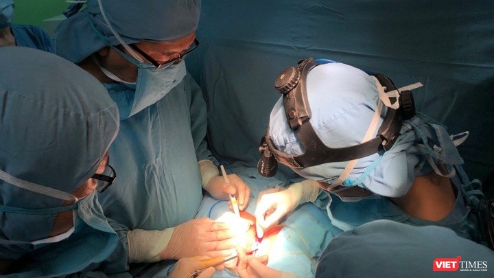 Bác sĩ BV Nhi đồng 1 phẫu thuật tách cặp em bé song sinh dính liền gan