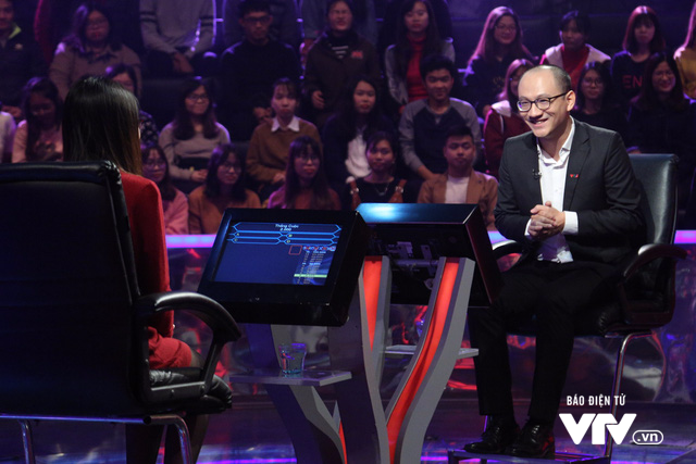 Mặc dù rất hồi hộp nhưng nhà báo Phan Đăng vẫn tròn vai trên ghế "nóng" của "Ai là triệu phú". Nguồn: VTV