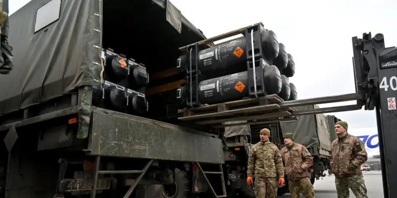 Tổng hợp các loại vũ khí Mỹ cung cấp cho Ukraine trong cuộc chiến với Nga (Ảnh: Business Insider)