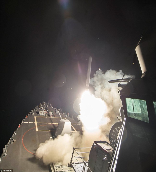 Tên lửa Tomahawk được phóng đi từ khu trục hạm Mỹ tấn công Syria hôm 6/4