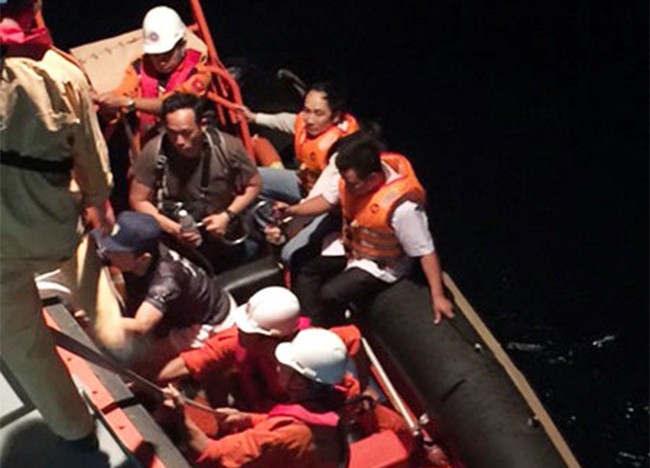 Tàu cứu hộ SAR 274 thuộc Trung tâm cứu nạn hàng hải khu vực 2 vừa đưa thuyền viên người Singapore gặp nạn trên biển về đến bờ và chuyển đến bệnh viện để chữa trị.