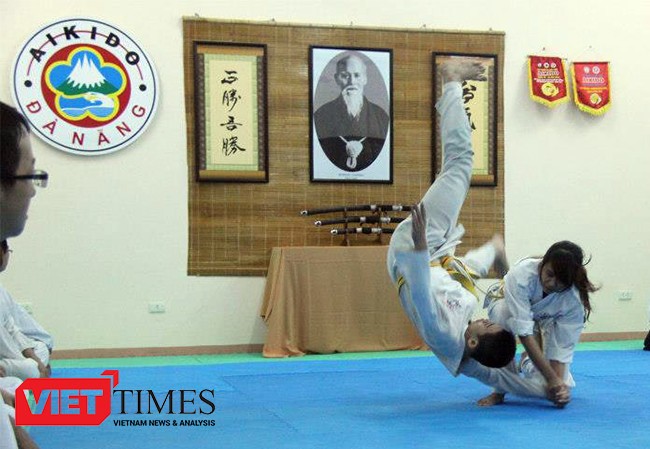 Từ năm học 2016-2017, ĐH Đông Á sẽ đưa bộ môn võ aikido vào chương trình giáo dục thể chất cho sinh viên nhằm nâng cao kỹ năng phòng vệ cho sinh viên.