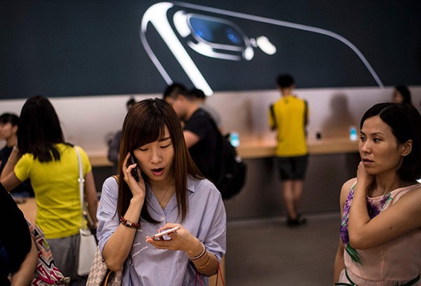 một số công ty tại Trung Quốc đã phát hành một cảnh báo đến nhân viên của mình rằng họ sẽ bị sa thải nếu mua iPhone 7 hoặc iPhone 7 Plus.