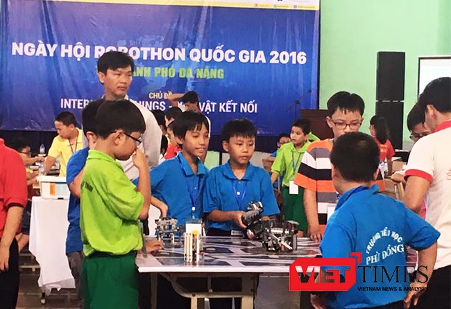 Sáng 30/10, 236 "kỹ sư robot nhí" là học sinh đến từ 11 trường tiểu học và Trung tâm Robotic trên địa bàn TP Đà Nẵng đã tham dự Ngày hội Robothon 2016 với chủ đề Internet of Things.