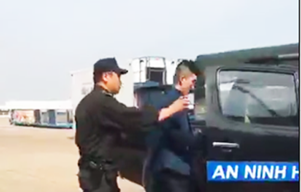 Hành khách Trung Quốc tên Dai Dapeng bị áp giải sau khi hạ cánh xuống Sân bay Tân Sơn Nhất