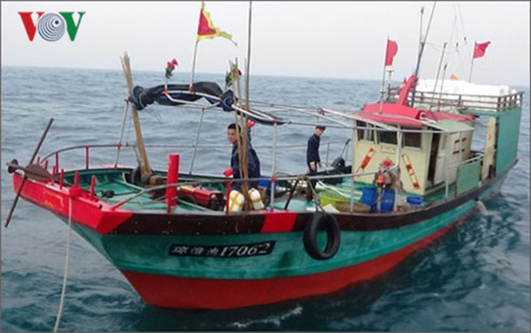 Tàu cá Trung Quốc vi phạm vùng biển Việt Nam bị bắt giữ và xử lý (ảnh VOV)