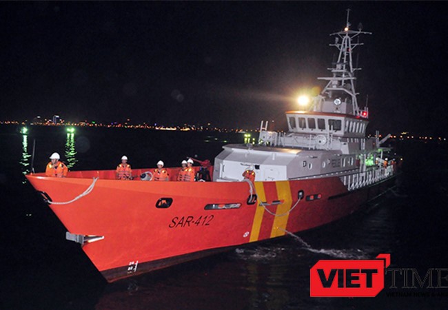 4h sáng 2/5, tàu SAR 412 của Trung tâm Phối hợp Tìm kiếm và Cứu nạn hàng hải khu vực II (Danang MRCC) đã đưa ngư dân Đinh Văn Đán gặp nạn trên biển Hoàng Sa về đến đất liền