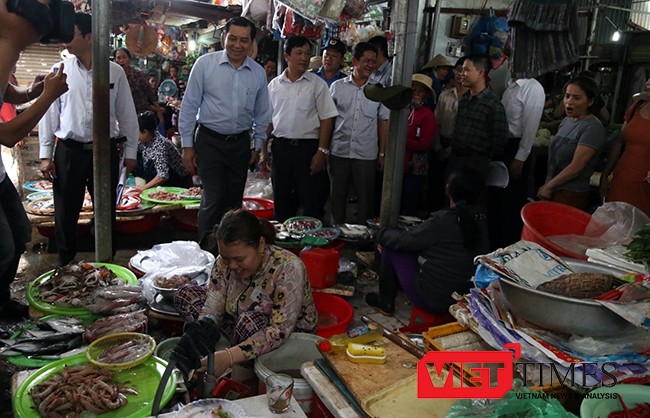 Sau khi nhận đơn của tiểu thương tại một số chợ trên địa bàn quận Sơn Trà, Chủ tịch UBND TP Đà Nẵng Huỳnh Đức Thơ đã xuống tận từng quầy sạp để lắng nghe ý kiến.