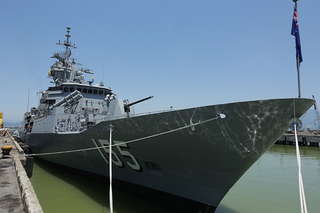 Sáng 4/6, tàu chiến mang tên lửa dẫn đường HMAS Ballarat và 188 sỹ quan, thủy thủ đã cập Cảng Tiên Sa, chính thức thăm hữu nghị Đà Nẵng trong 5 ngày.