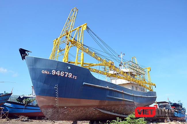 Tàu cá vỏ thép QNa 94679TS của ngư dân Trần Văn Liên phải nằm bờ hơn 1 năm nay vì hư hỏng máy
