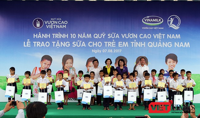 Phó Chủ tịch nước Đặng Thị Ngọc Thịnh trao sữa cho trẻ em Quảng Nam