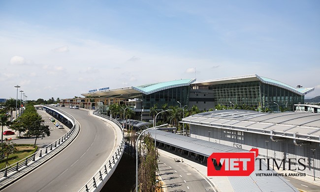 Sáng 9/8, Đại diện Bộ Quốc phòng Việt Nam, Quân chủng Phòng không-Không quân và Cơ quan Phát triển Quốc tế Hoa Kỳ (USAID) cùng ký bàn giao 12,7ha đất đã được xử lý dioxin tại sân bay Đà Nẵng cho Bộ GTVT quản lý.
