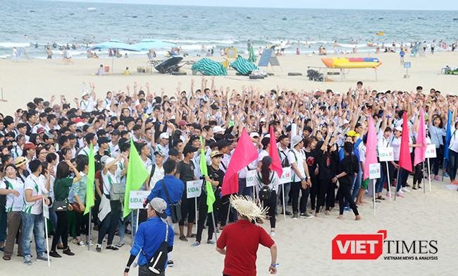 Chiều 15/8, hơn 1.500 tân sinh viên Đại học Đông Á (Đà Nẵng) đã tham gia chương trình city tour đầu khóa và thực hiện nhiều hoạt động nhằm kêu gọi bảo vệ môi trường biển tại bãi biển Phạm Văn Đồng (quận Sơn Trà, Đà Nẵng). 