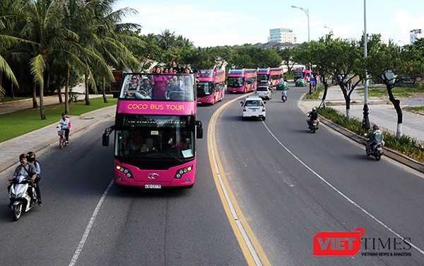 Sau hơn 1 tháng triển khai thử nghiệm, chiều ngày 19/8, tuyến xe buýt hai tầng mui trần đầu tiên mang tên Coco Bus Tour tại Việt Nam được đưa vào vận hành tại Đà Nẵng