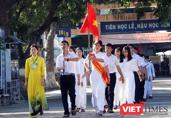 Sáng ngày 5/9, hơn 240.000 học sinh ở các bậc học trên địa bàn TP Đà Nẵng đã đến trường dự lễ khai giảng, chính thức bước vào năm học mới 2017-2018.