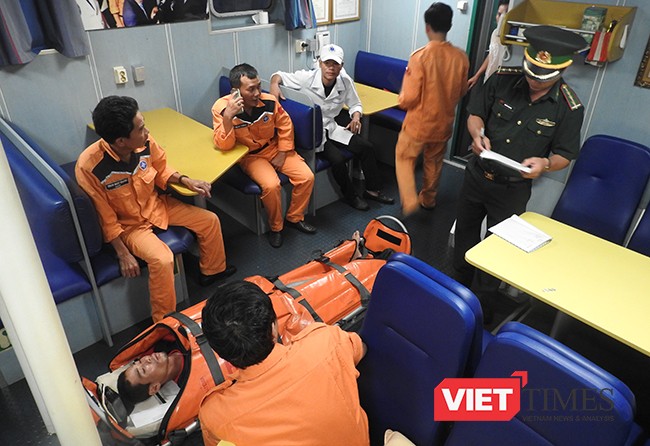 Ngư dân Bùi Đình Linh bị tời cuốn đa chấn thương trong tình trạng nguy kịch được tàu SAR 412 và ê kíp bác sỹ 115 Đà Nẵng cấp cứu đưa vào bờ an toàn