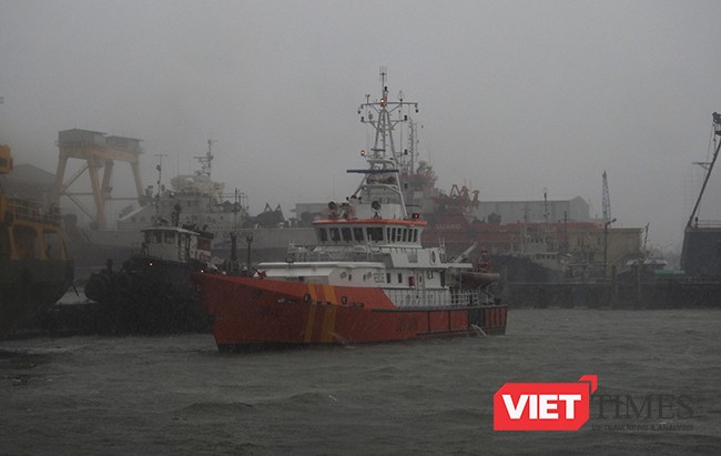 Tàu SAR412 cứu thành công 11 ngư dân và tàu cá bị nạn khi di chuyển trách bãi số 10