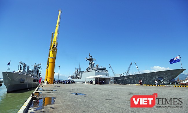 Đội tàu Hải quân Hàn Quốc gồm tàu khu trục tên lửa ROKS Kang Gam Chan (DDH-979) và tàu hậu cần ROKS HWACHEON (AOE-59) tại cảng Tiên Sa (Đà Nẵng)