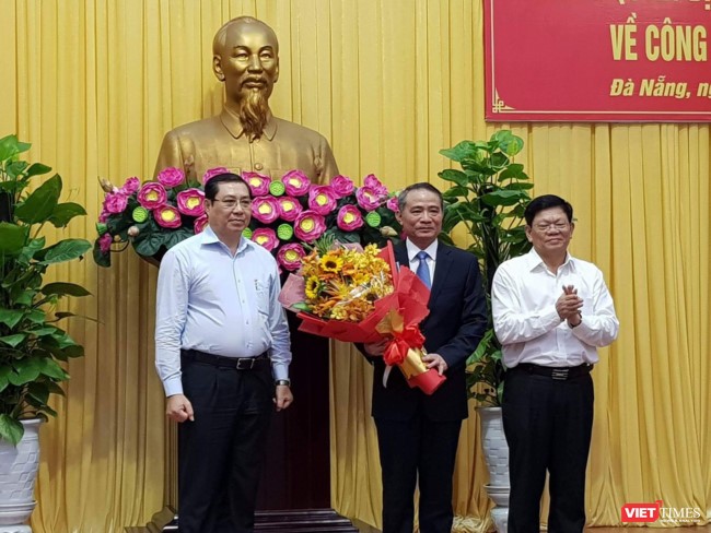 Chủ tịch Huỳnh Đức Thơ và Phó bí thư thường trực Võ Công Trí chúc mừng tân Bí thư Thành ủy Đà Nẵng 

Trương Quang Nghĩa   