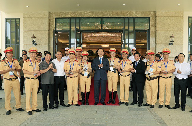 Lực lượng CSGT làm nhiệm vụ tại APEC 2017 chụp ảnh lưu niệm với Chủ tịch nước Trần Đại Quang