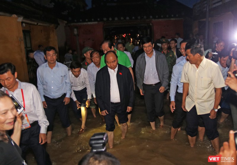 Chiều tối ngày 7/11, Thủ tướng Nhuyễn Xuân Phúc đã có chuyến thị sát, thăm hỏi và động viên người dân vùng lũ Hội An (Quảng Nam).