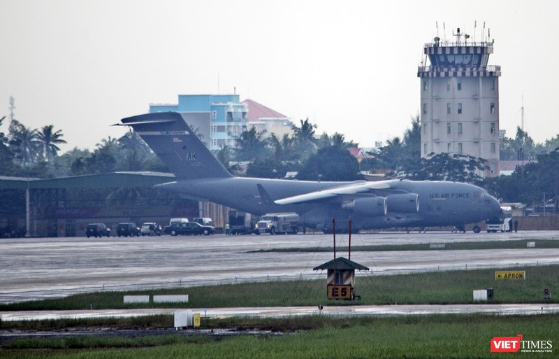Trưa nay (8/11), máy bay siêu vận tải C17 của quân đội Hoa Kỳ mang số hiệu RCH290 đã mang “quái thú” Cadilac One của Tổng thống Mỹ đến Đà Nẵng.