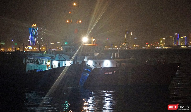 Sau 13 tiếng đồng hồ nỗ lực, đúng 21h00 tối ngày 15/12, tàu SAR 412 của lực lượng cứu nạn hàng hải đã đưa 13 ngư dân cùng tàu BĐ 95368 TS về bờ an toàn.