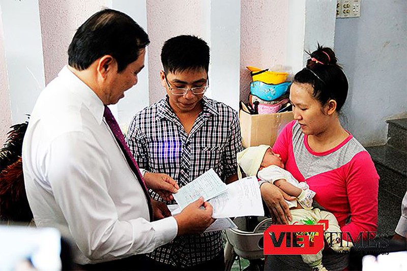 Đã có 8.705 trẻ em tại Đà Nẵng được trao giấy khai sinh, thẻ bảo hiểm y tế, hộ khẩu tại gia đình.