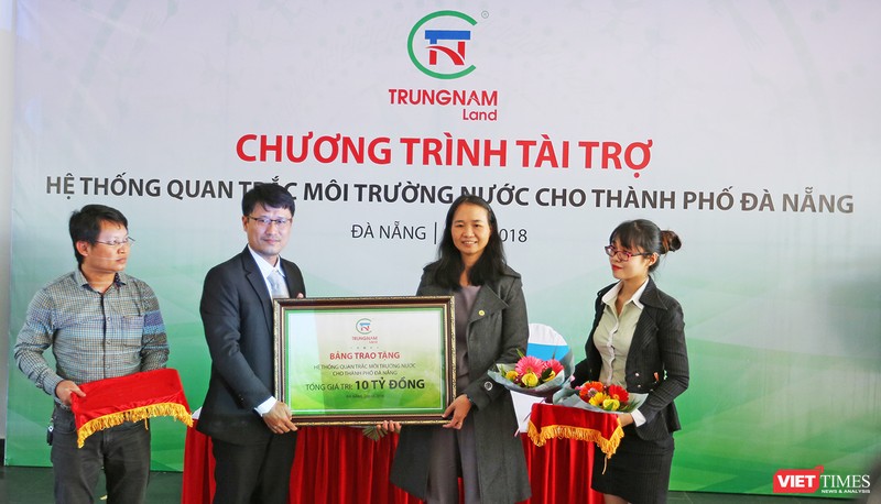 Sáng 6/1, đại diện Chi Cục Bảo vệ môi trường TP Đà Nẵng đã tiếp nhận hệ thống quan trắc môi trường nước tự động trị giá 10 tỷ đồng do Công ty CP Trung Nam tặng cho UBND TP Đà Nẵng.