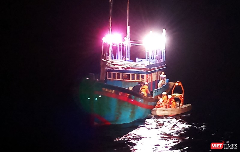 Xuồng cứu hộ của tàu SAR412 tiếp cận tàu cá, đưa ngư dân bị nạn về bờ trong đêm Ảnh MRCC