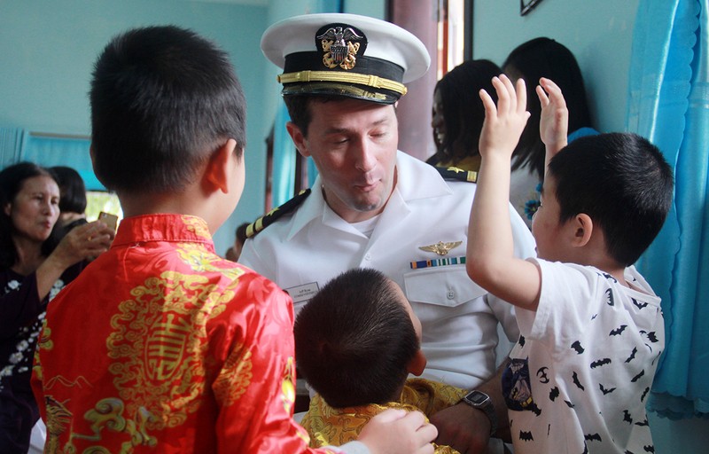 Sáng 6/3, trong khuôn khổ chuyến thăm của đội tàu sân bay USS Carl Vinson (CVN-70) đến Đà Nẵng, Ban nhạc của Hạm đội 7 Hải Quân Mỹ đã có buổi thăm và giao lưu với trẻ em ở Làng trẻ SOS TP.Đà Nẵng.